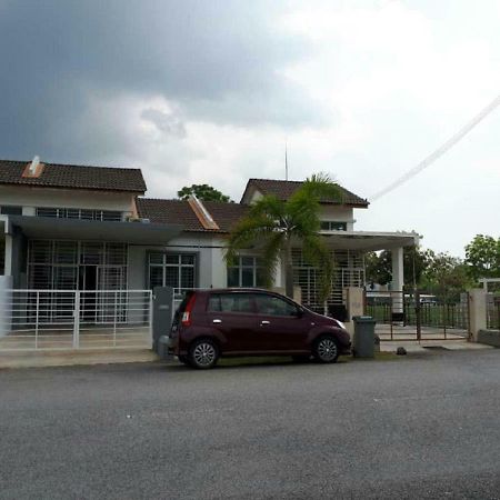 Lindanazri Homestay Mitc Melaka Extérieur photo
